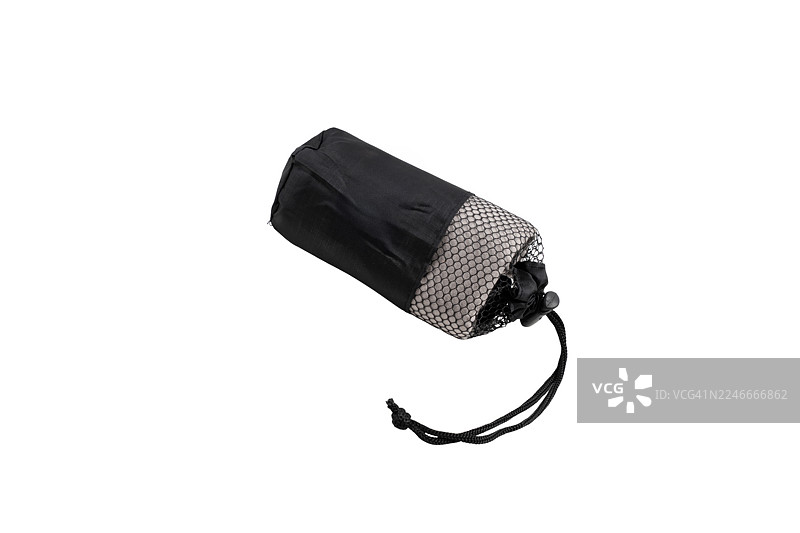 超便携蓝色尼龙口袋毯，带抽绳收纳袋和登山扣。适用于户外活动的薄地布或帐篷底布。白色背景，含抠图路径。图片素材