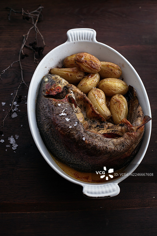 烤箱烤制的整条三文鱼和土豆图片素材