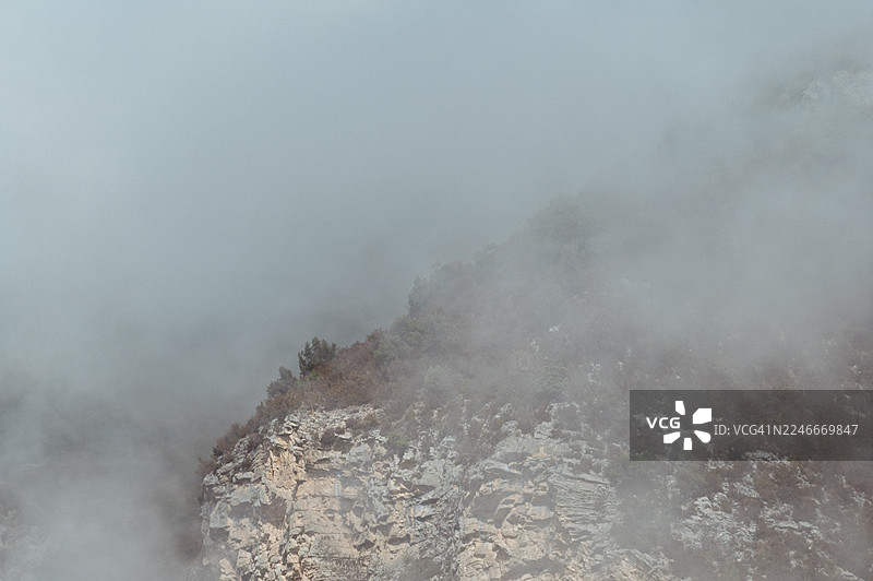 柔焦山景，浓雾笼罩，山峰若隐若现图片素材