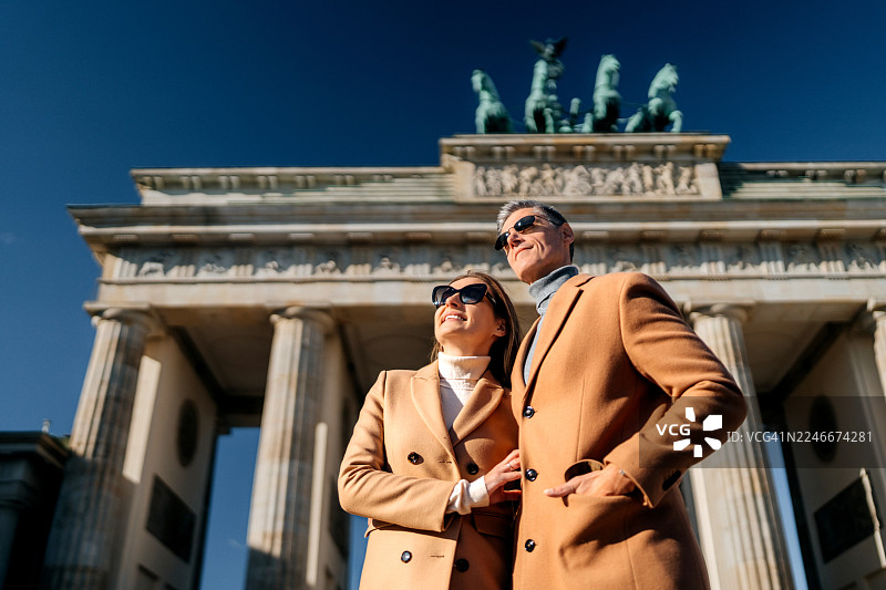 柏林勃兰登堡门前的成熟夫妇肖像图片素材