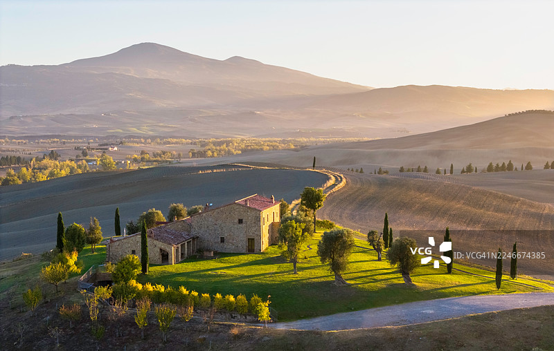 从乡村旅馆望向瓦尔道尔契亚的美丽风景图片素材