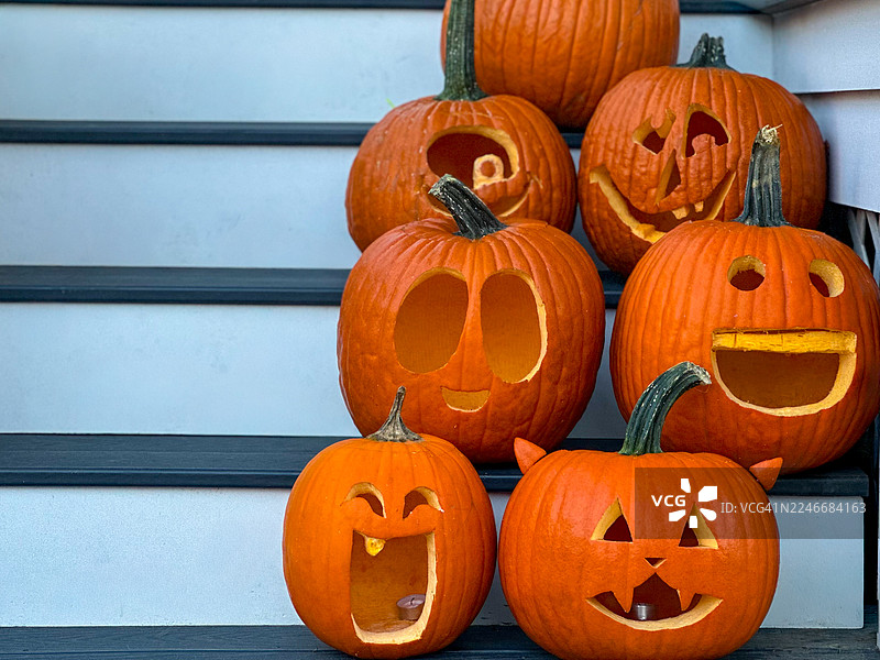 门廊台阶上雕刻的南瓜或杰克灯笼图片素材