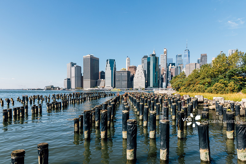 从布鲁克林老码头1号看到的曼哈顿下城摩天大楼，纽约市，美国图片素材