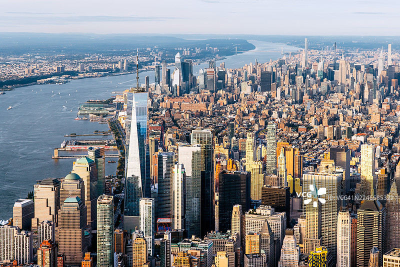 从直升机上看到的纽约市天际线，包括世贸中心一号楼和曼哈顿下城，美国图片素材