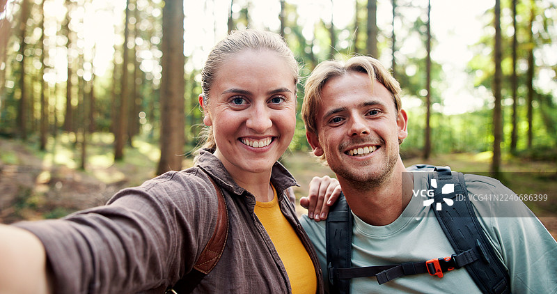 自拍，朋友们在户外徒步，带着笑容，享受旅行冒险、联系和共度时光。快乐的人们在树林中徒步，进行自然摄影，留下美好回忆或在丹麦享受健康生活。图片素材