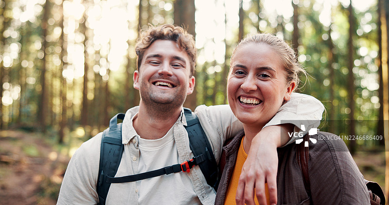 肖像，情侣在森林中徒步拥抱，进行观光、远足探险和情感交流。在丹麦的自然风光中，一对男女享受着林间漫步、背包度假和旅行的乐趣。图片素材