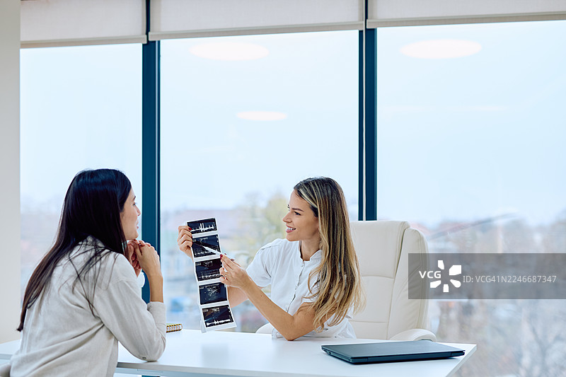 医生向孕妇解释超声波检查结果图片素材