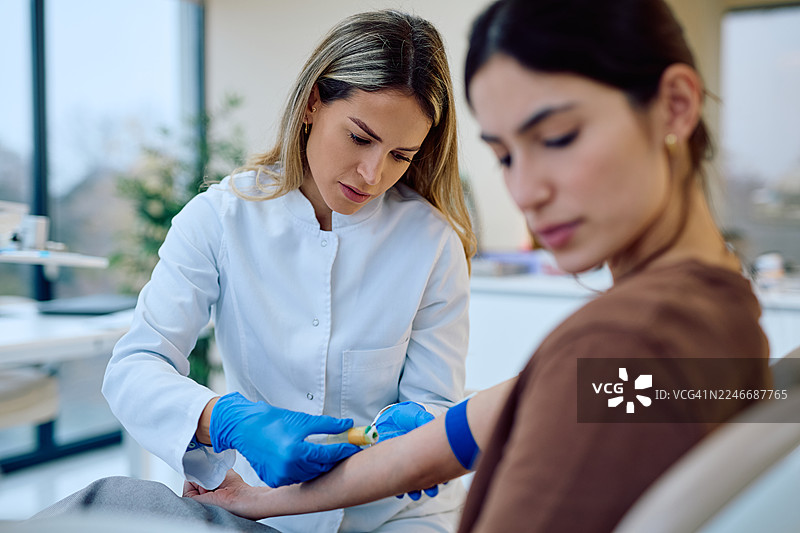 护士为病人抽血进行医学检测图片素材