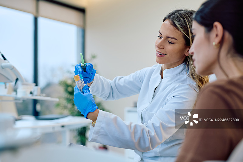 医生与女病人讨论医疗检测结果图片素材