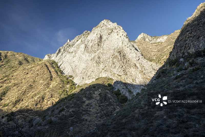 国王峡谷国家公园风景公路上的巍峨山峰图片素材