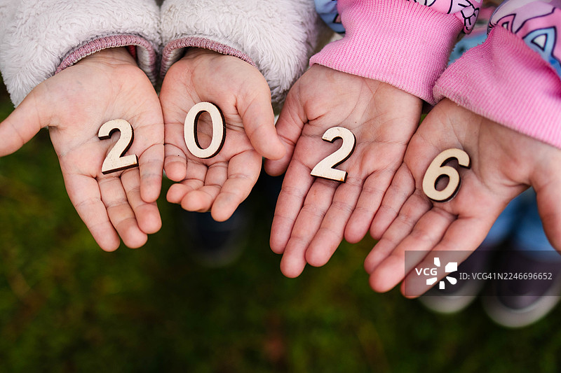孩子的小手拿着木制的2026数字图片素材