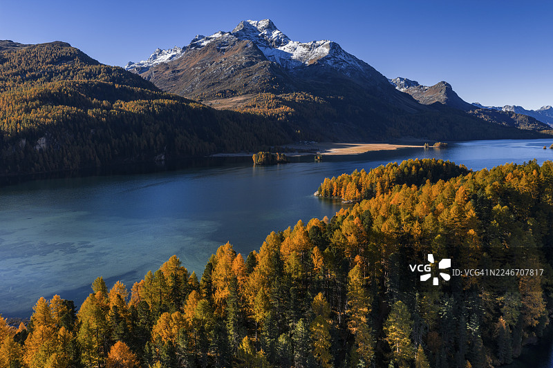 山景，山间湖泊，落叶松林，秋季，秋色，晨光，晴朗，鸟瞰，席尔斯湖，恩加丁，瑞士图片素材