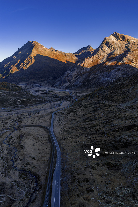 山景，秋季，晨光，鸟瞰，道路，伯尔尼纳山口，恩加丁，瑞士图片素材