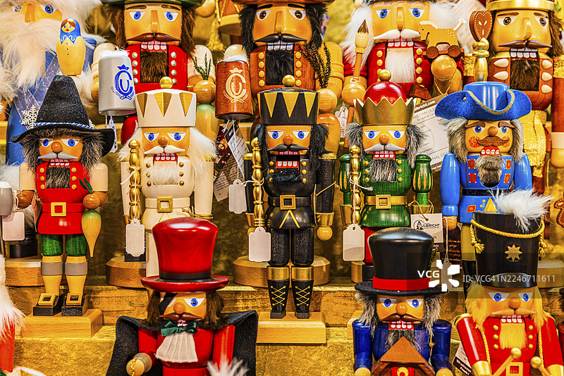 圣诞市场上的胡桃夹子玩偶，位于慕尼黑马里恩广场（上巴伐利亚，巴伐利亚，德国）图片素材