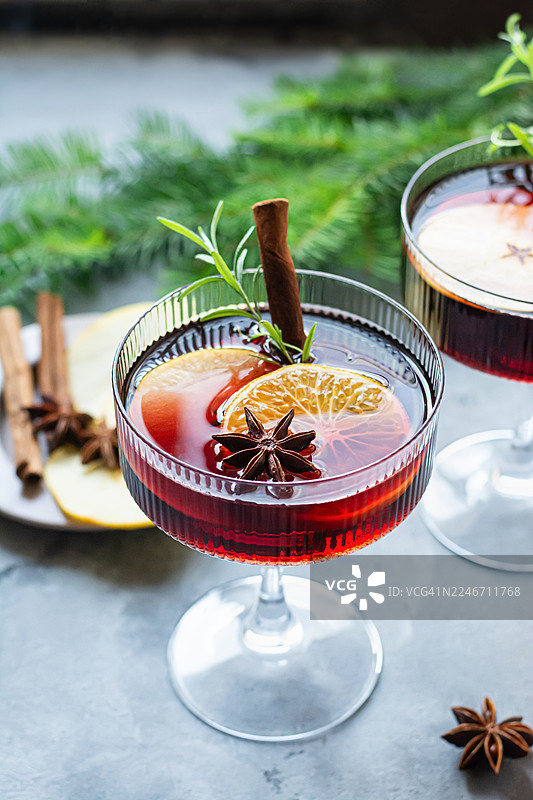 热红酒，玻璃杯中的水果香料潘趣酒。传统的冬季饮品。圣诞节和新年的氛围。图片素材