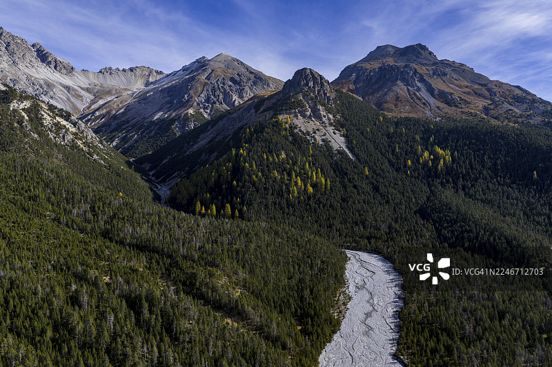 山地景观，原始，未受破坏，针叶林，阳光明媚，河床，秋季，鸟瞰图，穆斯泰尔山谷，瑞士国家公园，瑞士图片素材