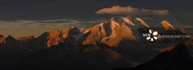 山景，晨光，云雾缭绕，秋季，航拍，全景，贾乌山口，马尔莫拉达峰，多洛米蒂山脉，意大利图片素材