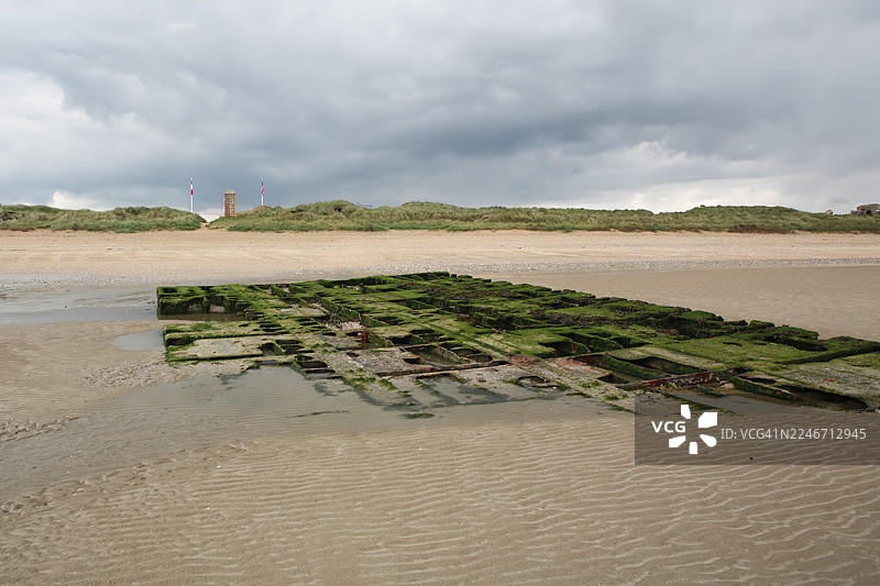 诺曼底海岸朱诺海滩二战期间诺曼底登陆日的锈迹斑斑的军事遗迹图片素材