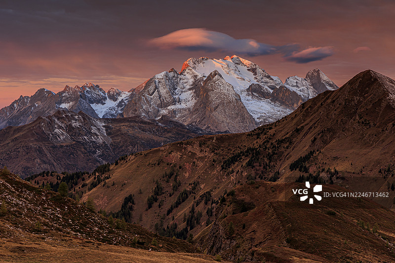 黎明，云彩，晨曦，山峦，秋季，玛尔莫拉达峰，贾乌山口，多洛米蒂山脉，意大利图片素材