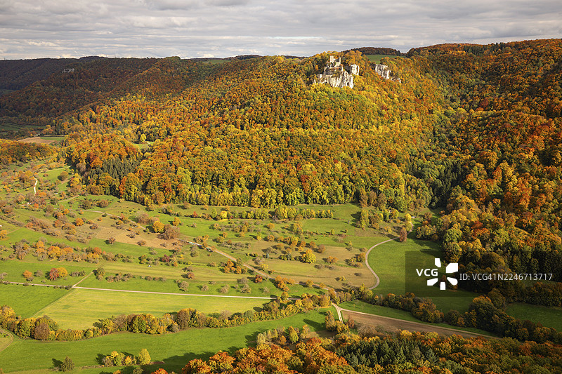 印第安夏日，施瓦本汝拉，内宁根山谷，有鲁森斯坦城堡遗址图片素材