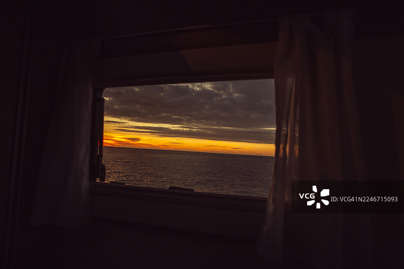 房车窗外的日落图片素材