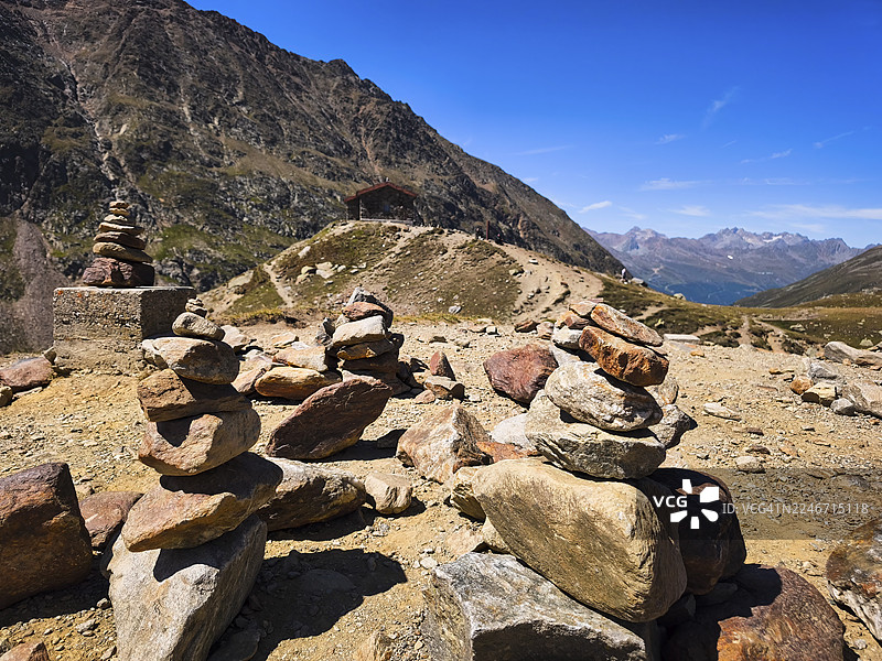 位于奥地利和意大利边境的蒂默尔斯山口休息站前方的石人，坐落在奥地利蒂罗尔州上古格尔、古格尔、泽尔登等地之上图片素材