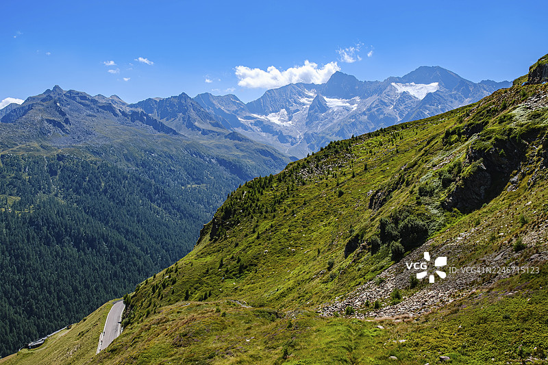 意大利南蒂罗尔博塞纳省帕斯赛尔山谷和蒂默尔斯约赫山口路旁的苔藓山地风光图片素材