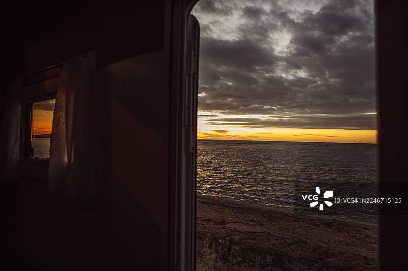 房车窗外的日落图片素材