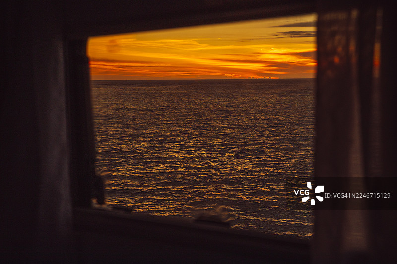 房车窗外的日落图片素材