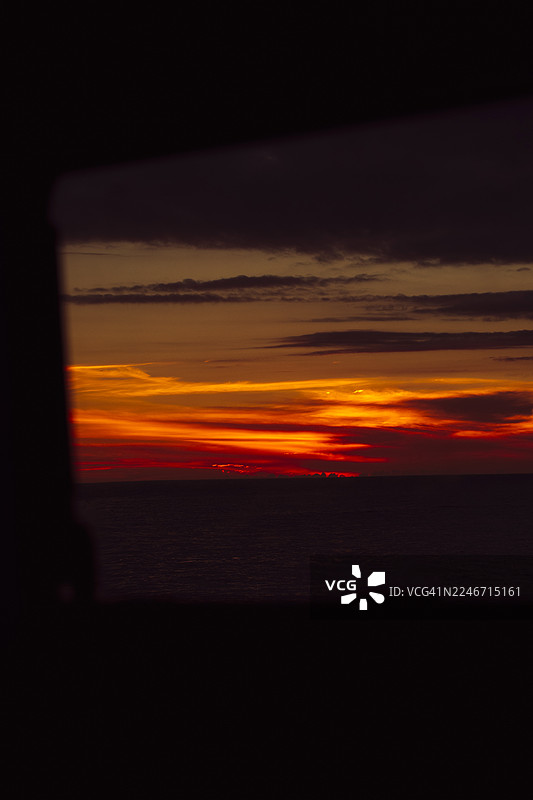 房车窗外的日落图片素材