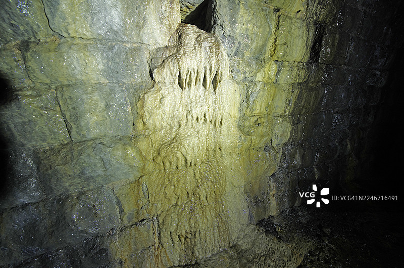 废弃的火车站隧道图片素材