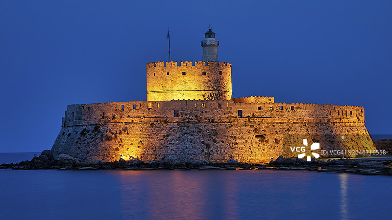 希腊罗德岛佐伊·尼古拉奥斯城堡，夜晚灯火辉煌的城堡，四周是平静的水面，联合国教科文组织世界遗产，罗德镇老城区，罗德岛，十二群岛，希腊图片素材