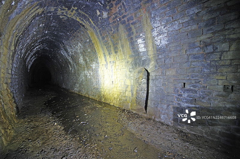 废弃的铁路隧道图片素材