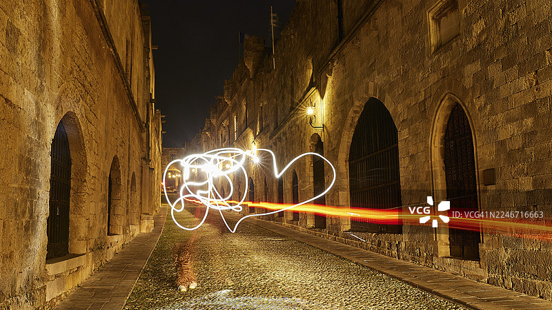 骑士镇，老城区小巷夜景，有光绘和历史建筑，联合国教科文组织世界遗产，罗德老城，罗德岛，十二群岛，希腊图片素材