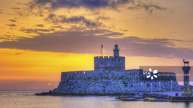 圣尼古拉斯城堡，宏伟的日出映衬下的城堡，氛围宁静，联合国教科文组织世界遗产，罗德镇老城，罗德岛，佐泽卡尼西亚群岛，希腊图片素材
