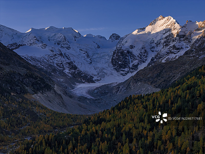 山景，落叶松林，秋季，秋色，晨光，鸟瞰，冰川，莫特拉奇山谷，莫特拉奇冰川，恩加丁，瑞士图片素材