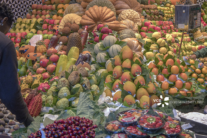 西班牙市场售卖的新鲜水果图片素材