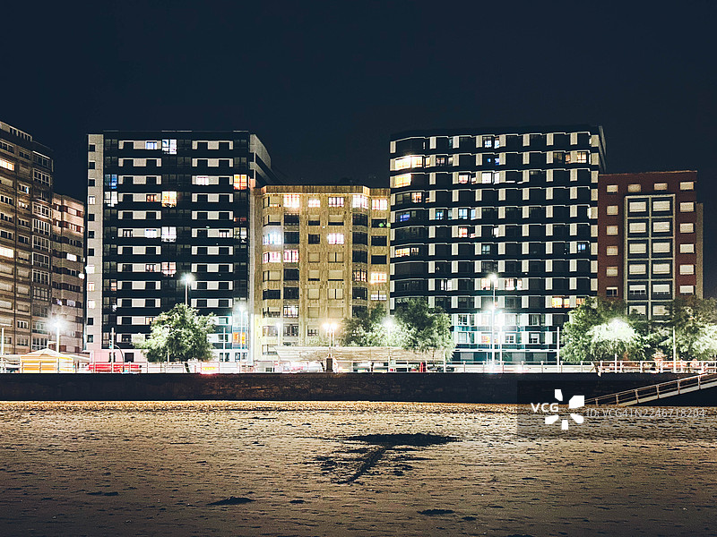 夜晚，从海滩望去灯火辉煌的建筑图片素材