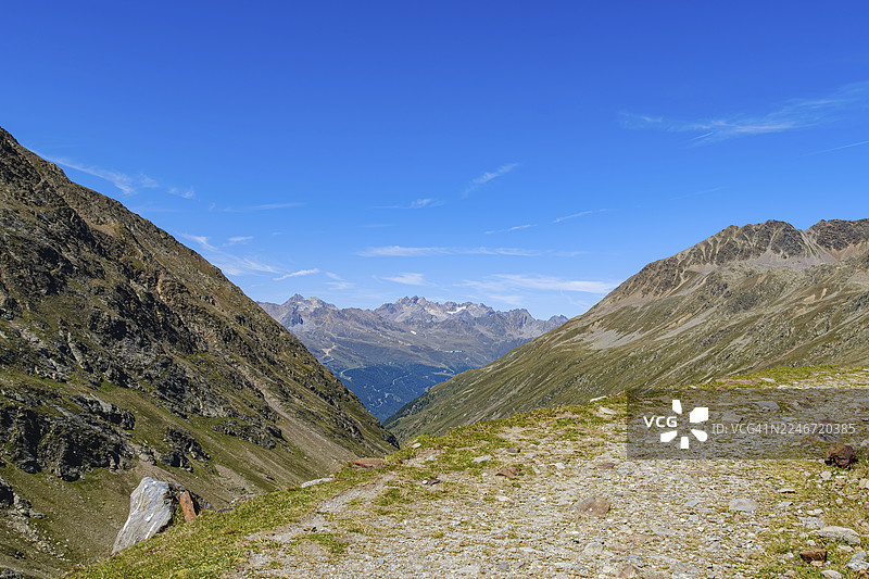 奥地利蒂罗尔州索尔登以上，位于奥地利和意大利边境的蒂默尔斯约赫休息站，高山山地景观的视野图片素材