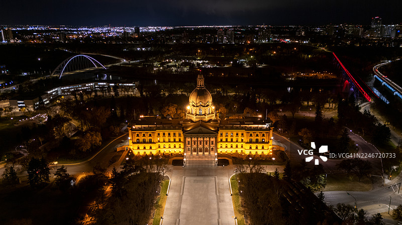 夜幕下的北萨斯喀彻温河上的阿尔伯塔省议会大厦与沃尔特戴尔桥图片素材