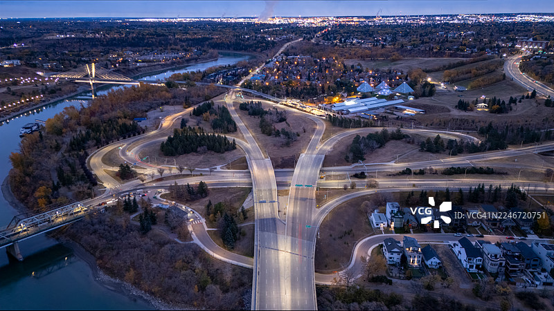 加拿大阿尔伯塔省埃德蒙顿市高速公路与河谷的黎明景象图片素材