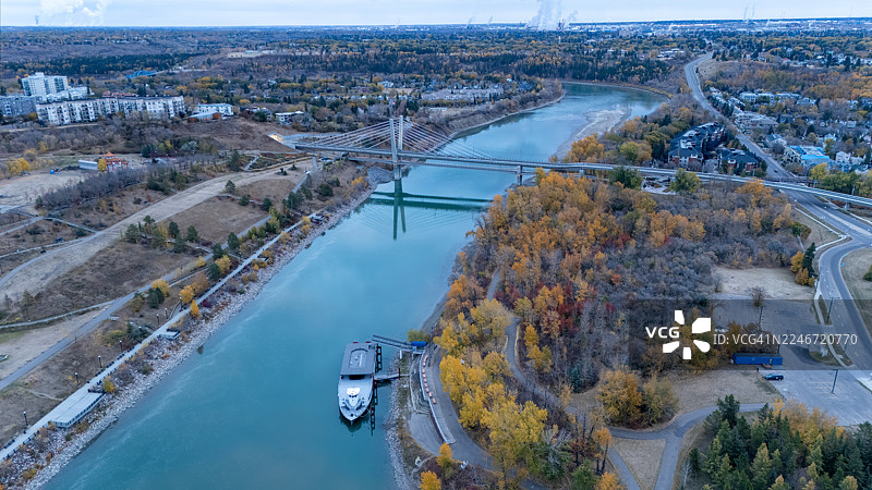加拿大阿尔伯塔省埃德蒙顿市，黎明时分，北萨斯喀彻温河与轻轨及人行桥图片素材