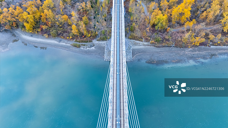 俯瞰北萨斯喀彻温河上的埃德蒙顿谷线轻轨桥图片素材