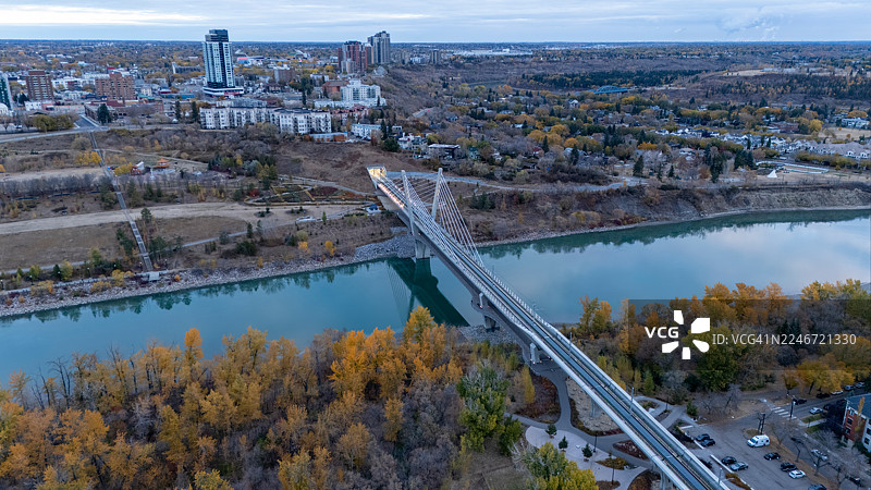 黎明时分，埃德蒙顿北萨斯喀彻温河上的谷线轻轨和人行天桥图片素材