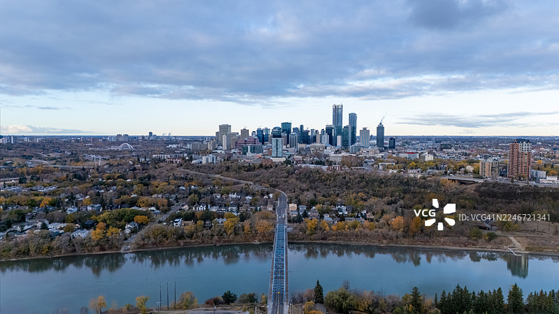 加拿大阿尔伯塔省埃德蒙顿市，横跨北萨斯喀彻温河通往市中心的桥梁图片素材