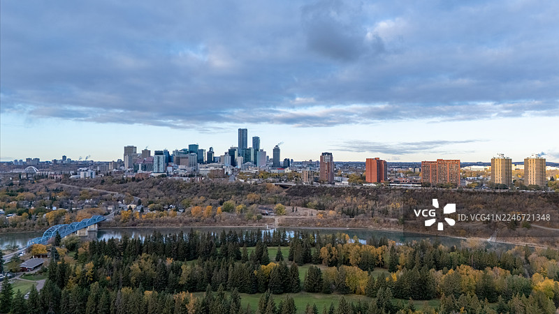 加拿大阿尔伯塔省埃德蒙顿市，日出时分河谷上空的市中心天际线图片素材