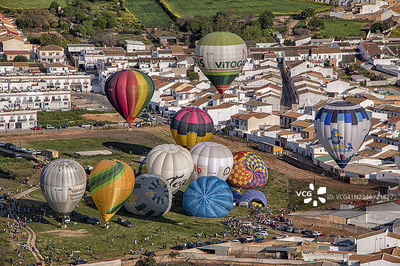 西班牙卡里翁德洛斯塞斯佩德斯热气球比赛航拍图图片素材