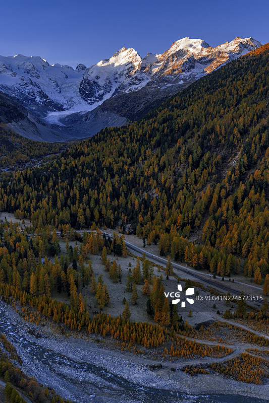 山地景观,落叶松林,秋季,秋色,晨光,鸟瞰,莫特拉奇冰川,莫特拉奇山谷,恩加丁,瑞士图片素材