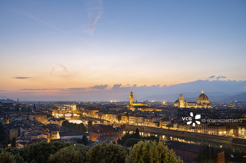 佛罗伦萨、托斯卡纳、意大利米开朗基罗广场的黄昏城市景观,包括老桥、旧宫、大教堂和阿尔诺河图片素材