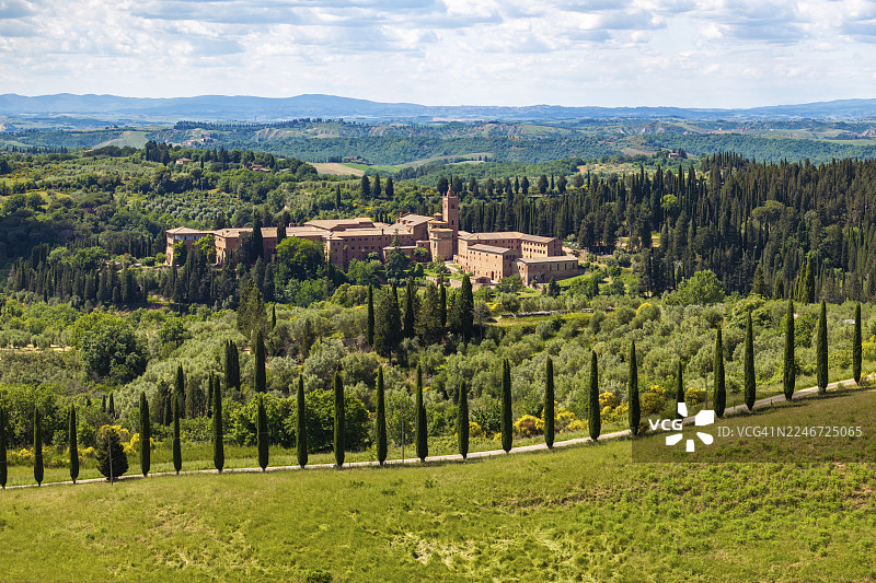 蒙特奥利维托马焦雷修道院,傍晚光线,基乌苏雷,阿恰诺,塞纳山,锡耶纳省,托斯卡纳,意大利图片素材